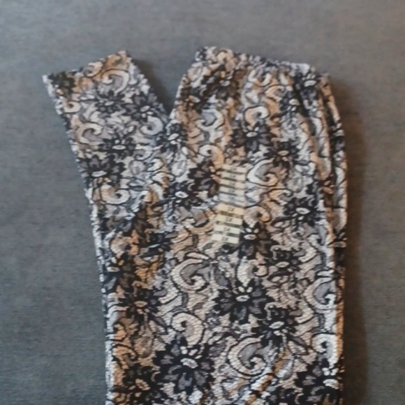 Butter Soft Lace Print Leggings - Picture 2 of 4